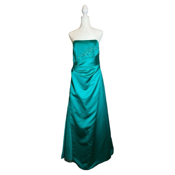 David’s Bridal Emerald Green Bridesmaid/Formal Dress.  Size 12. - Picture 5 of 11